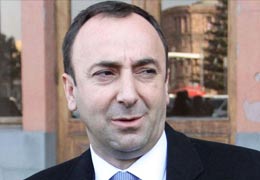 Armenian MPs do not show off, Hrayr Tovmasyan thinks 