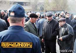 Fired employees of Nairit Plant claim their unpaid wages in front of Presidential Palace 