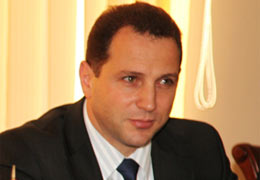 Никол Пашинян представил сотрудникам Министерства обороны новоназначенного главу ведомства