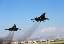 Российские летчики в небе над Арменией отрабатывают элементы воздушных боев