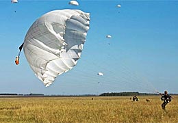 Летчики РВБ в Армении совершают прыжки с парашютом