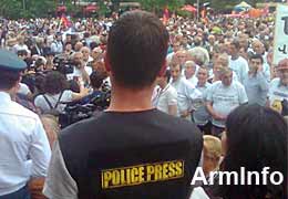 Активисты движения <Нет грабежу> начали сидячую акцию на Площади Республики в знак протеста против подорожания электроэнергии