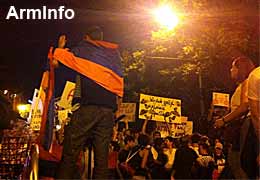 Активисты движения "Нет Грабежу!" на площади Свободы призывают митингующих на Баграмяна уйти и присоединиться к ним 