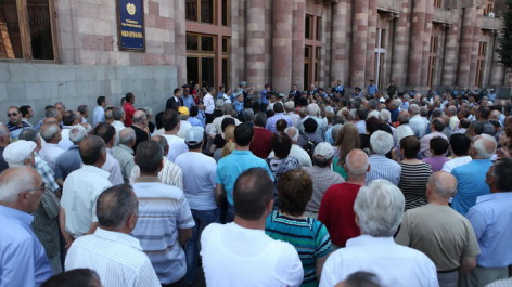 Former staff of Armenia`s Nairit Chemical Plant picketing parliament  building demanding meeting with prime minister