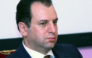 Министр обороны Армении во второй день обсуждений в парламенте согласился с доводами депутатов о необходимости возвращения разворованных госсредств 