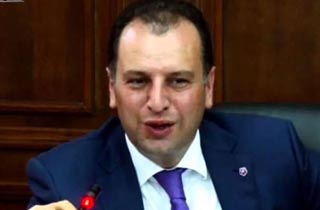 Министр обороны Армении также представил заявление о вступлении в Республиканскую партию