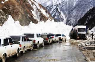 Работы по очистке последствий схода снежной лавины на КПП "Верхний Ларс" приостановлены