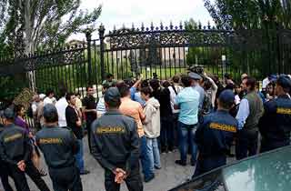 Экс-сотрудники завода "Наирит" у здания Национального Собрания Армении требуют временного приостановления решения суда о банкротстве