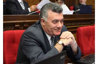 Депутат Рубик Акопян в парламенте ударил журналиста