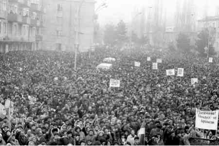 На ереванской площади "Свобода" начался праздничный митинг, приуроченный 30-летию освободительного движения за Нагорный Карабах