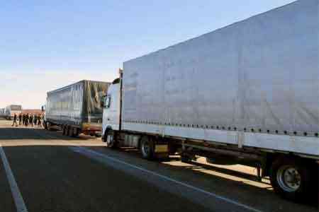 Водители грузовых автомобилей в знак протеста перекрыли дорогу Ереван-Гюмри
