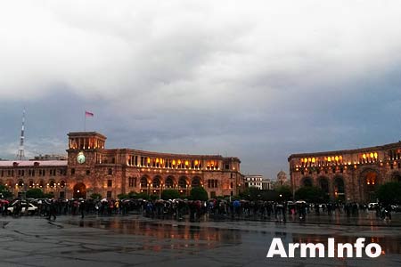 Напротив правительства Армении сложилась напряженная ситуация - митингующие пытались ворваться в здание, к ним вышел премьер Пашинян