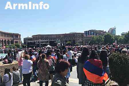 Десятки тысяч граждан собрались на площади Республики и следят за прямым эфиром из Национального собрания Армении