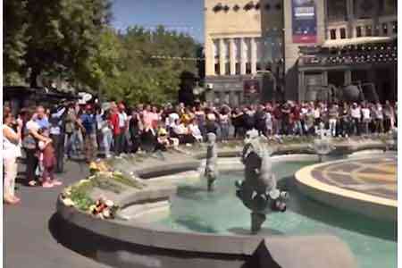 Сотни ереванцев на площади Шарля Азнаура в прямом эфире следили за церемонией официальной панихиды великого шансонье