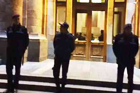 Мужчина, вооруженный гранатой, пытался проникнуть в здание Правительства Армении