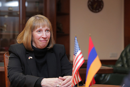 Посол США в Армении поздравила армянский народ с Новым Годом