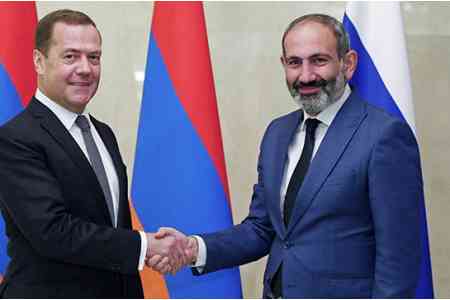 Пашинян и Медведев провели встречу в рамках заседания глав правительств СНГ