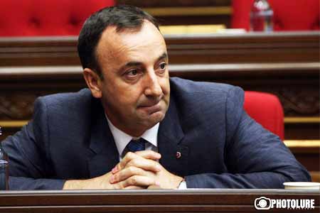 Vazgen Manukyan criticized authorities and vouched for the honesty of  Hrayr Tovmasyan