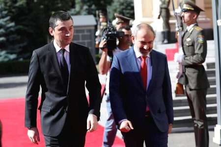 Главы правительств Армении и Грузии констатировали важность сохранения сбалансированной позиции в отношении чувствительных для сторон вопросов