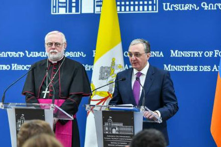 Зограб Мнацакян на встрече с секретарем по отношениям с государствами Ватикана подчеркнул заинтересованность армянской стороны в углублении отношений