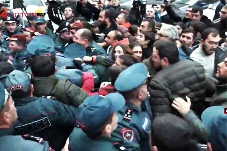 Представители молодежного крыла АРФД заблокировали улицу Вазгена Саркисяна; полиция сообщает о четверых задержанных