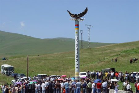 Бывшие жители попавшего под контроль Азербайджана села Арцвашен провели акцию протеста перед правительством