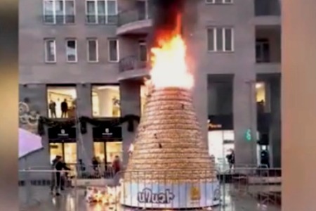 A creative Christmas tree burned down in center of Yerevan