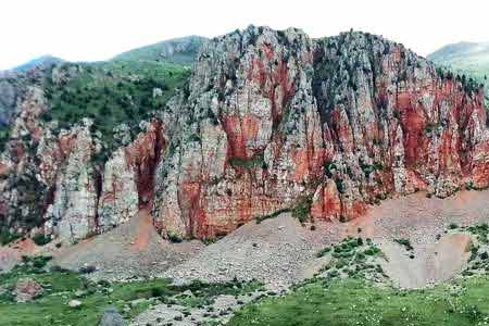 Искусственные скальные сооружения в Ехегнадзоре позволят археологам восстановить древние орудия труда