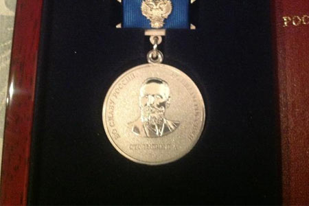 Новый премьер России наградил Тиграна Саркисяна медалью Столыпина I степени