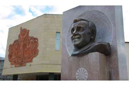 Власти Азербайджана демонтировали памятник Шарлю Азнавуру в Степанакерте