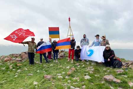 Сотрудники РЦНК в Ереване начали серию горных восхождений, приуроченных к 75-летию Победы