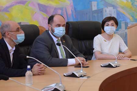 Minister introduced  new director of tNational Library of Armenia