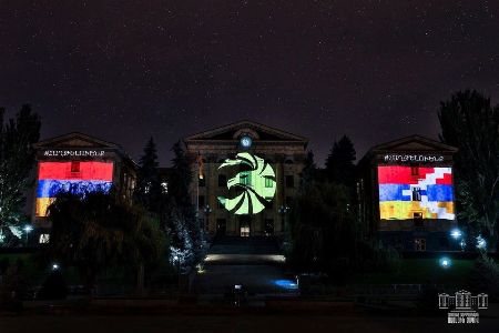 Здание парламента Армении окрасилось в цвета флагов Армении и Арцаха