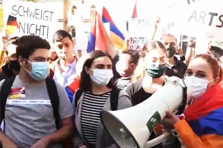 Перед зданием партии "ГД" представители молодежного крыла партии АРФ "Дашнкацутюн" проводят акцию протеста