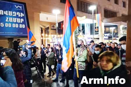 Центр армянской столицы вновь охвачен акциями протеста, участники которых требуют отставки премьер-министра РА .