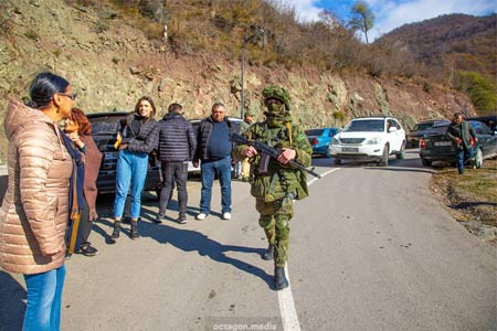 Российские миротворцы приступили к разминированию окраин Степанакерта, продолжается оказание медпомощи населению