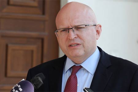 Ара Айвазян в беседе с Филиппом Рикером подчеркнул неприемлемость провокаций Азербайджана против территориальной целостности Армении