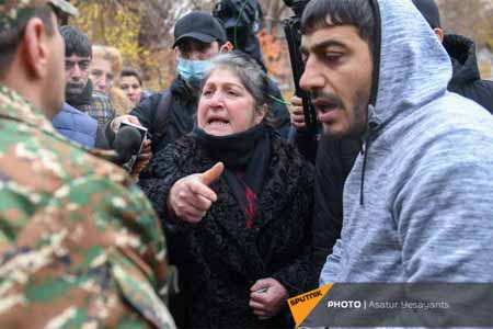 Родители военнослужащих, пропавших без вести в результате широкомасштабной агрессии Азербайджана, проводят акцию протеста у здания Минобороны Армении