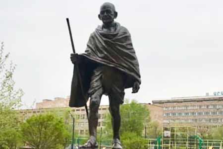 Вандалы осквернили памятник Махатме Ганди в Ереване