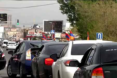 Участники Движения сопротивления с раннего утра проводят автопробеги по улицам Еревана