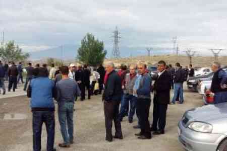 Hrazdan cement plant staff hold protest