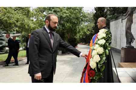 Armenian FM lays wreath  at  Memorial of Heroes in Tbilisi