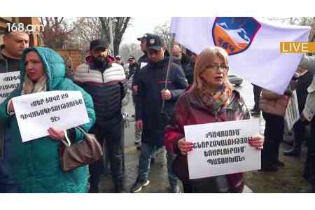 Protests at the presidential residence: Families of fallen soldiers  demand public apology for Khachaturyan`s "serenades" to Aliyev