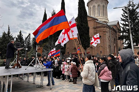 Armenian community reps in Tbilisi hold protest in support of AAC 