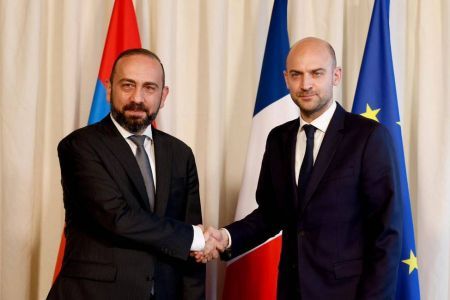Главы МИД Армении и Франции обсудили шаги по развитию армяно-французского стратегического партнерства