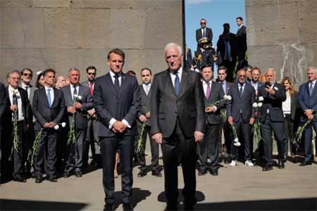 French President visits Tsitsernakaberd