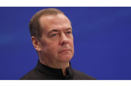 Медведев назвал Пашиняна и Зеленского "двумя безмозглыми русофобами"