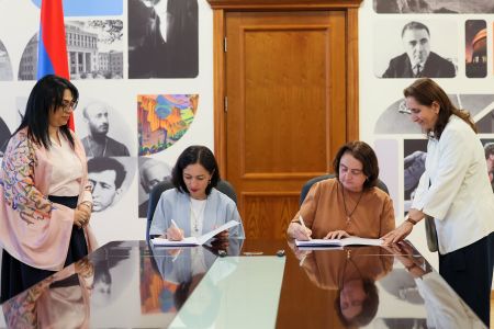 МОНКС Армении и журнал "Le Courrier d Erevan" подписали меморандум о сотрудничестве