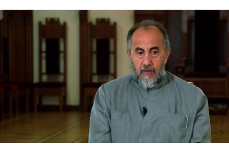 Архиепископ Микаэл Аджапахян выиграл суд над расстригой Степаном Асатряном