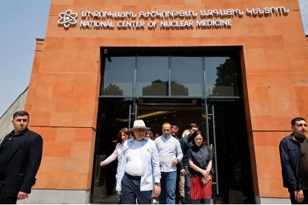 Pashinyan visits National Center for Nuclear Medicine